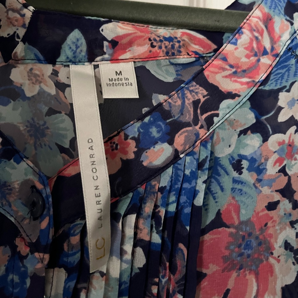 LC Lauren Conrad Size MEDIUM floral blouse 🌸 - Picture 5 of 9